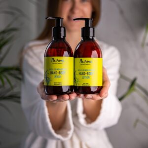 Looduslik Kehahoolduskomplekt "Metsik Sidrunhein" (Duši- ja Kätepesugeel 300ml, Käte- ja Kehapiim 300ml)