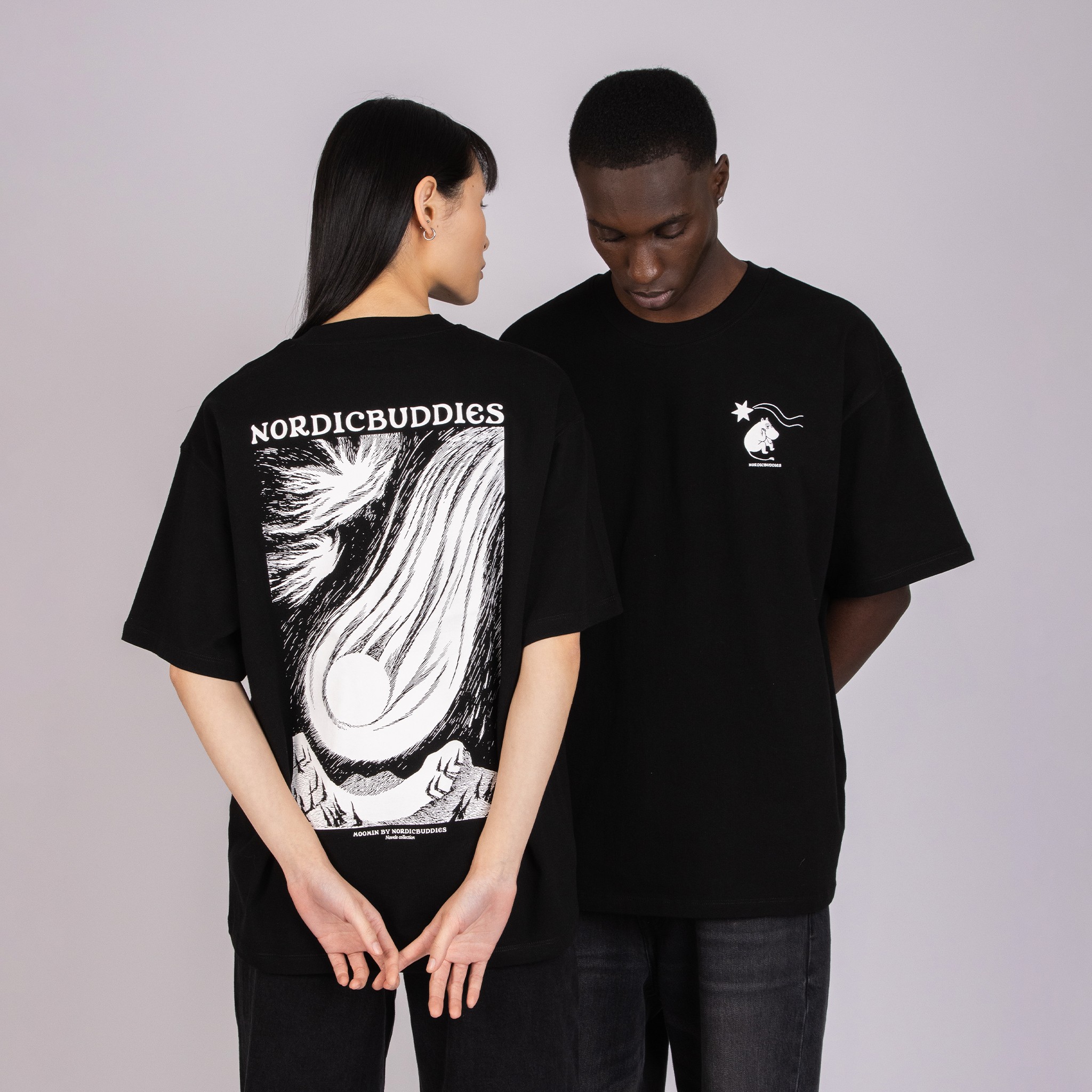 Muumi "Novels" Unisex T-särk - Must - Pilt 3